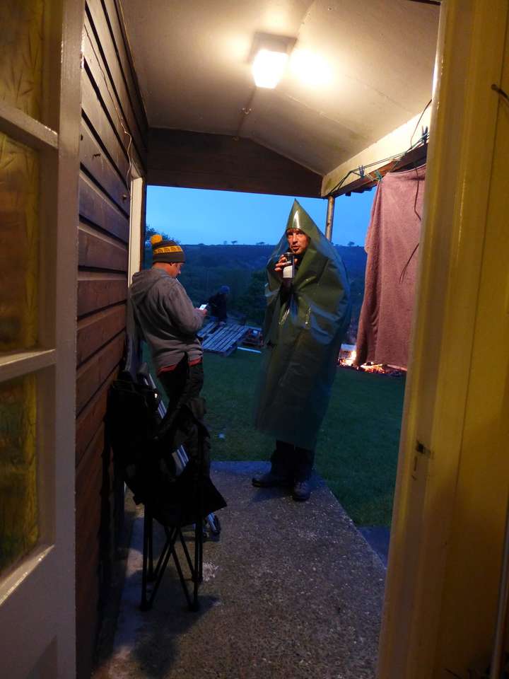 Es regnet. Johann mit trendweisendem Regenschutz