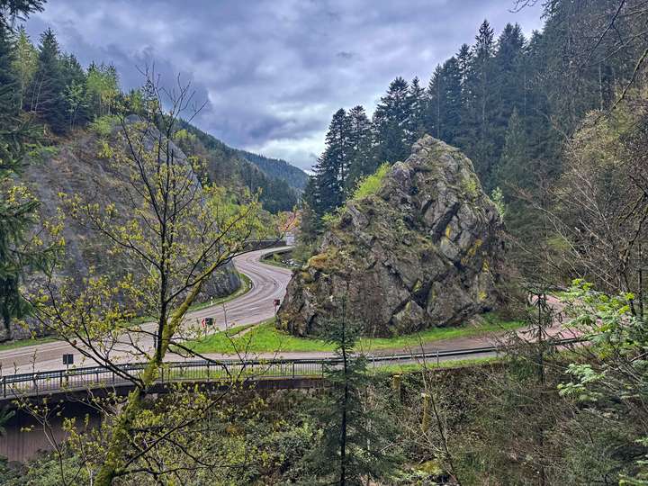 Ein Felsen an der B33, die sich um die Berge schlängelt