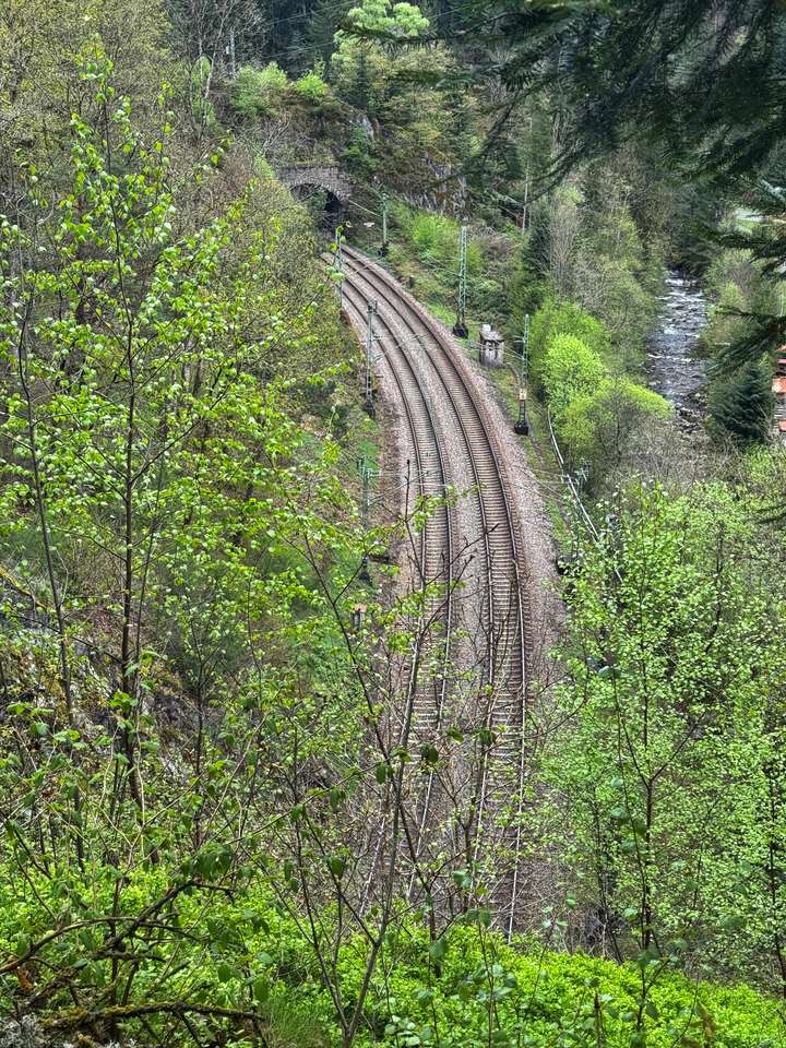 Blick auf Eisenbahngleise zwischen zwei Tunneln