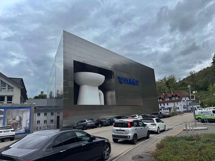Duravit-Gebäude mit riesiger Klo-Schüssel als Kunstobjekt