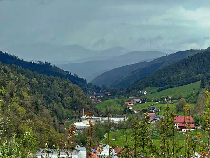 Blick ins Gutachtal, im Hintergrund dunkle Wolken mit Regen