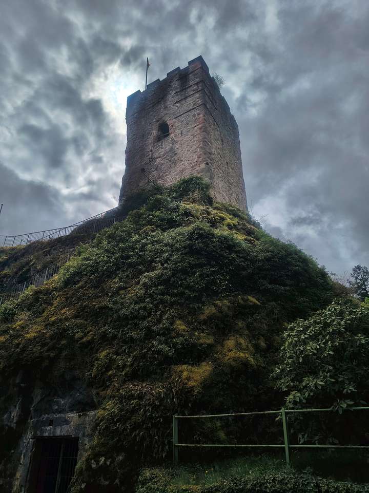 Burgturm mit dunklen Wolken