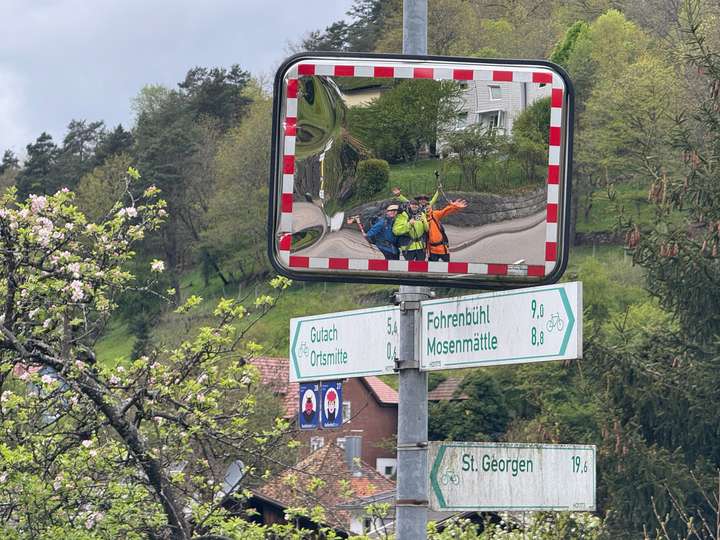 Ein Bild der vier Wanderer in  einem Verkehrsspiegel