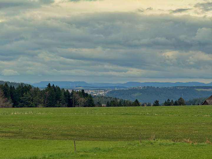 Dunkle Regenwolken, im Hintergrund die Schwäbische Alb