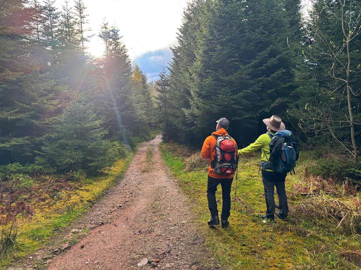 Zwei Wanderer in tief stehender Sonne