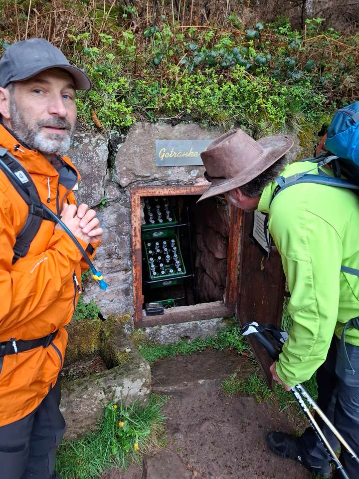 Ein Getränkekeller in einem Felsen an einem Brunnen
