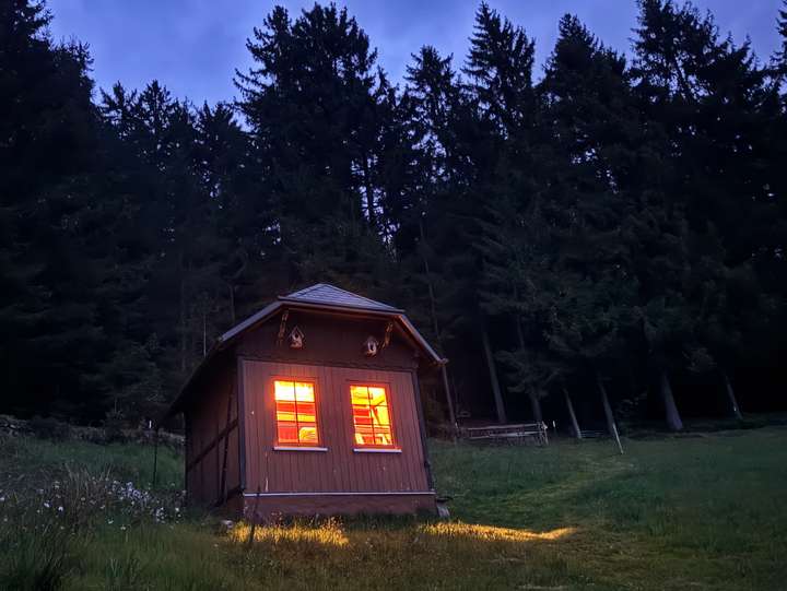 Das Bienenhäusle am Abend mit Beleuchtung