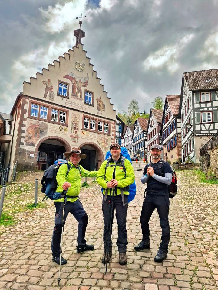 Drei Wanderer am Marktplatz Schiltach