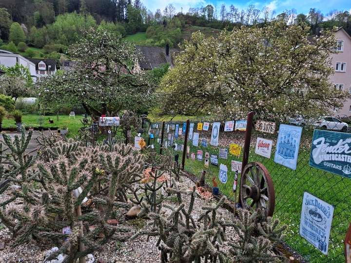Privater Garten mit Kakteen und Blechschildern