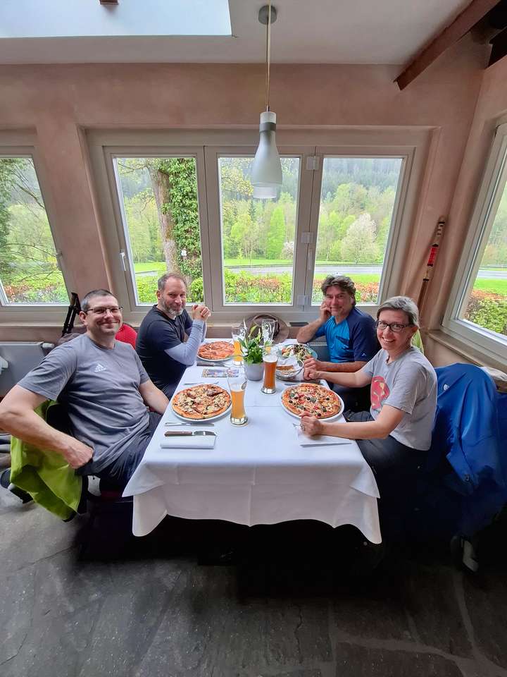 Vier Wanderer beim Essen in einem italienischen Restaurant