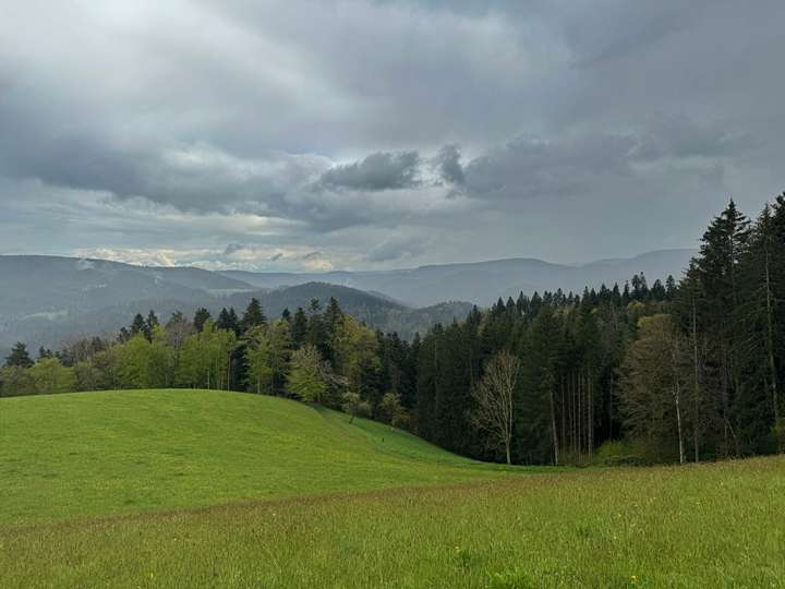 Panorama mit Regenwolken, etwas entfernt