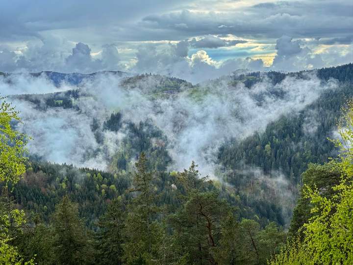Panorama mit tief hängenden Wolken